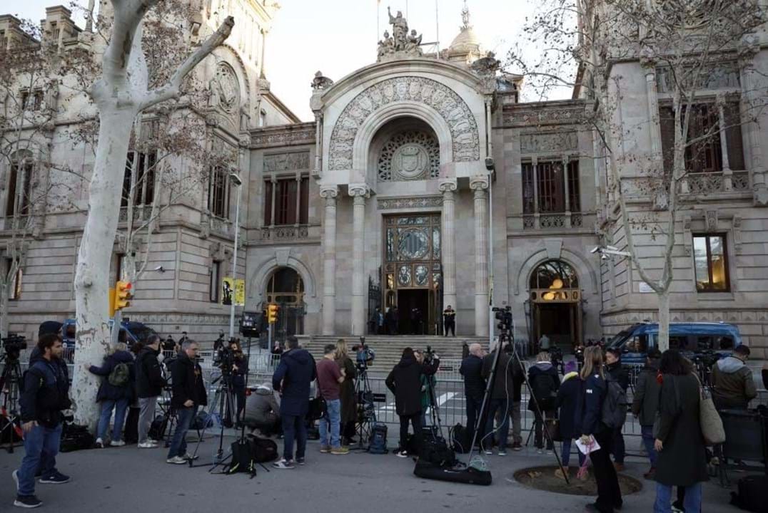 As Primeiras Imagens Do Julgamento De Dani Alves Em Barcelona ...