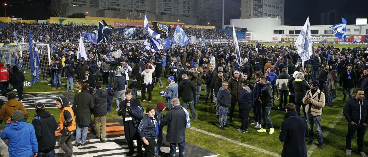 Jogo na Amoreira foi interrompido após adeptos entrarem no relvado devido a problemas de segurança numa bancada do António Coimbra da Mota