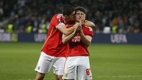 João Neves em lágrimas após o Toulouse-Benfica e consolado por colegas e adeptos
