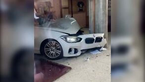 Carro despista-se, abalroa portão de escola e fere duas pessoas em Rio Tinto