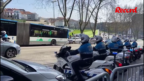 Enorme aparato policial no TIC: adeptos do FC Porto aguardam chegada de Fernando Madureira