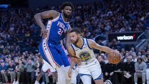 Joel Embiid com rotura do menisco esquerdo