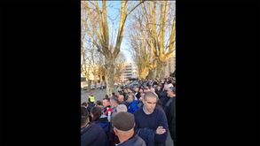 Centenas de adeptos à espera de autorização para poderem entrar no estádio antes do Famalicão-Sporting