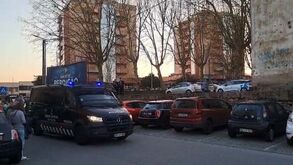 Ponto de situação em Famalicão e a chegada de carrinhas da unidade especial: enviado Record mostra tudo