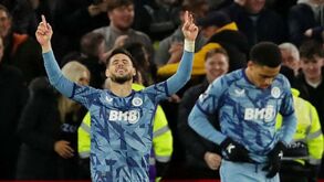 Aston Villa goleia em Sheffield e regressa aos lugares de Champions