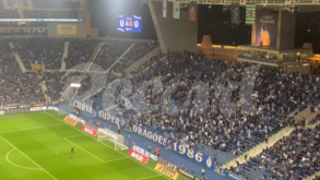 Super Dragões mostram imagem de Fernando Madureira durante o FC Porto-Rio Ave e cantam 