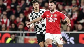 Defende mais e remata menos, mas ganha influência: Os números de Kökçü no Feyenoord e no Benfica