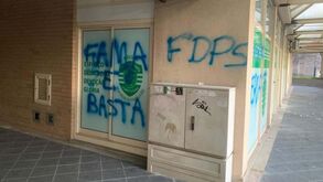Vidros partidos e mensagens nas paredes: Núcleo do Sporting de Famalicão vandalizado de madrugada