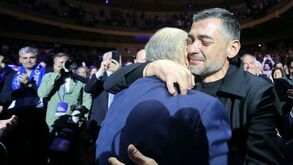 Sérgio Conceição e Pinto da Costa abraçados em lágrimas após discurso do presidente do FC Porto