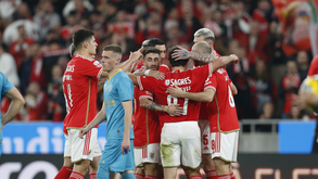Benfica assalta a liderança em tarde tranquila