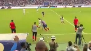 Avançado brasileiro agride violentamente adversário com cabeçada... 'à Zidane'