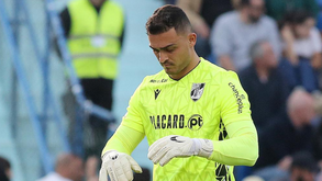 Charles reserva lugar na baliza do V. Guimarães