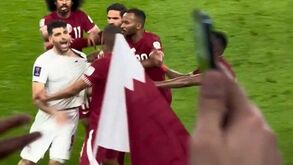 Taremi de cabeça perdida após o Irão-Qatar: avançado do FC Porto precisou de ser agarrado