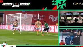 O lance do penálti a favor do Sporting que foi revertido pelo árbitro após ver as imagens
