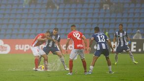 Relvado do Santa Clara-FC Porto tornou-se numa lagoa