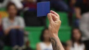 Cartão azul promete revolucionar o futebol: jogadores ficarão fora do relvado durante 10 minutos