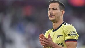Cédric deve continuar no Arsenal