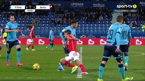 Di María não gostou da falta de Soro e encostou a cabeça no jogador do Vizela