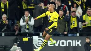 Borussia Dortmund vence Friburgo e iguala Estugarda no terceiro lugar da liga alemã