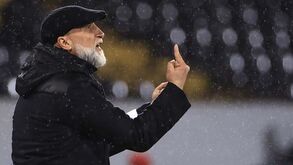 Álvaro Pacheco dispara no topo