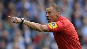 Ex-árbitro inglês reprova cartão azul: «Imaginem um jogo de nove contra sete... Seria uma farsa»