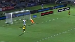 Falhanço do ano... em fevereiro? Avançado australiano protagoniza lance escandaloso