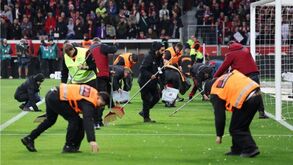 Protesto atrasou Leverkusen-Bayern: adeptos atiraram doces para o relvado