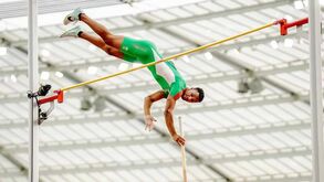 Paris'2024: Pedro Buaró obtém marca de qualificação no salto com vara
