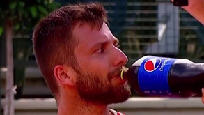 Polémico Moutet volta a atacar: agora bebeu uma Pepsi durante um jogo do ATP de Buenos Aires