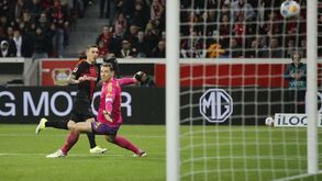 Grimaldo continua em grande e apresenta-se a Uli Hoeness