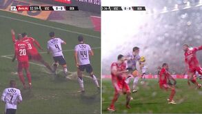 O lance do penálti a favor do V. Guimarães: jogadores do Benfica pediram mão segundos antes