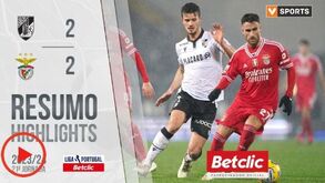 A crónica do V. Guimarães-Benfica, 2-2: águia anda à chuva e liderança molha-se