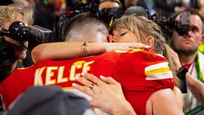 Em lágrimas, Taylor Swift beija o namorado depois da final do Super Bowl