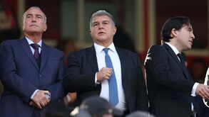 Laporta perde a cabeça e atira tabuleiro de comida pelos ares após empate do Barcelona