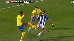 O lance do penálti que permitiu ao FC Porto fazer o empate em Arouca