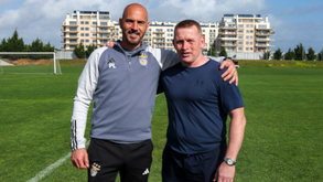 Mark Pembridge reencontra-se com Paulo Lopes na visita ao Benfica Campus como treinador