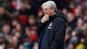 Treinador do Crystal Palace sente-se mal no treino e clube cancela conferência de imprensa
