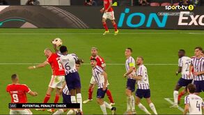 O lance do penálti que permitiu ao Benfica abrir o marcador frente ao Toulouse