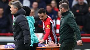 Alarme no Liverpool: Diogo Jota sai de maca no jogo com o Brentford