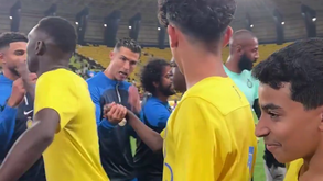 «Anda cá, dá um beijinho ao teu pai, pá»: Cristiano Ronaldo bem chamou, mas Cristianinho seguiu em frente