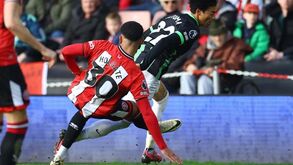 Arrepia só de ver: Mitoma sobre brutal entrada, joga até aos 76' e é eleito o melhor em campo