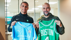 Bernardo Silva 'recebe' Joe Mazzulla no centro de treinos do Man. City com a camisola dos Celtics vestida