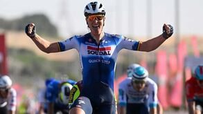 Tim Merlier vence 1.ª etapa da Volta aos Emirados marcada por queda que afetou Ivo Oliveira 