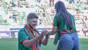 Ela disse 'sim': adepto do Marítimo pediu namorada em casamento no relvado e no final houve beijo