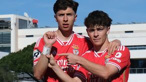 Sub-23 do Benfica dão apoio a João Neves com mensagem no jogo da Liga Revelação