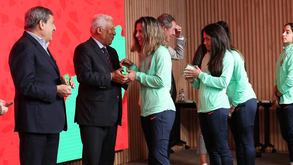 António Costa homenageia Navegadoras na Cidade do Futebol