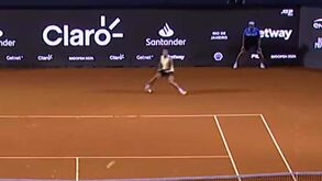 O momento da arrepiante lesão que obrigou Carlos Alcaraz a desistir do Open do Rio de Janeiro