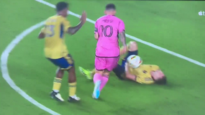 Messi em destaque no arranque da MLS: argentino até driblou... um adversário no chão