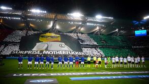 «Surpresa, filhos da p...»: UEFA fechou bancada dos ultras do Legia e estes... mudaram-se para a central