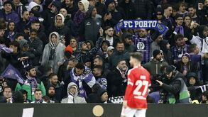 Adepto do Toulouse ergueu cachecol do FC Porto no jogo frente ao... Benfica